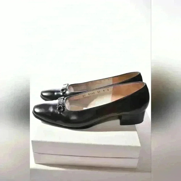 SALVATORE FERRAGAMO Black Leather Chain Vara Gancini Pump Heel 9US 39EU  B Italy - Picture 2 of 10